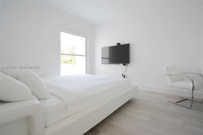 Building Photo - 880 N Venetian Dr