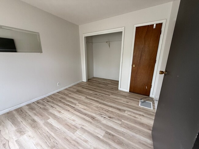 Building Photo - **Move in Ready** 3 bedroom close to downtown!