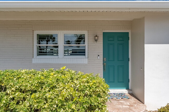 Building Photo - Gorgeous deep water canal front home