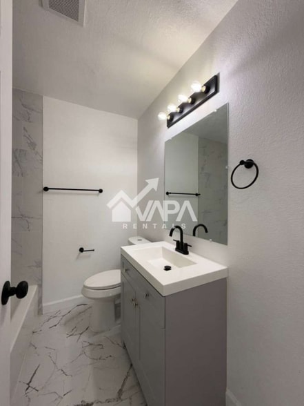 Building Photo - 411 Yolanda Dr