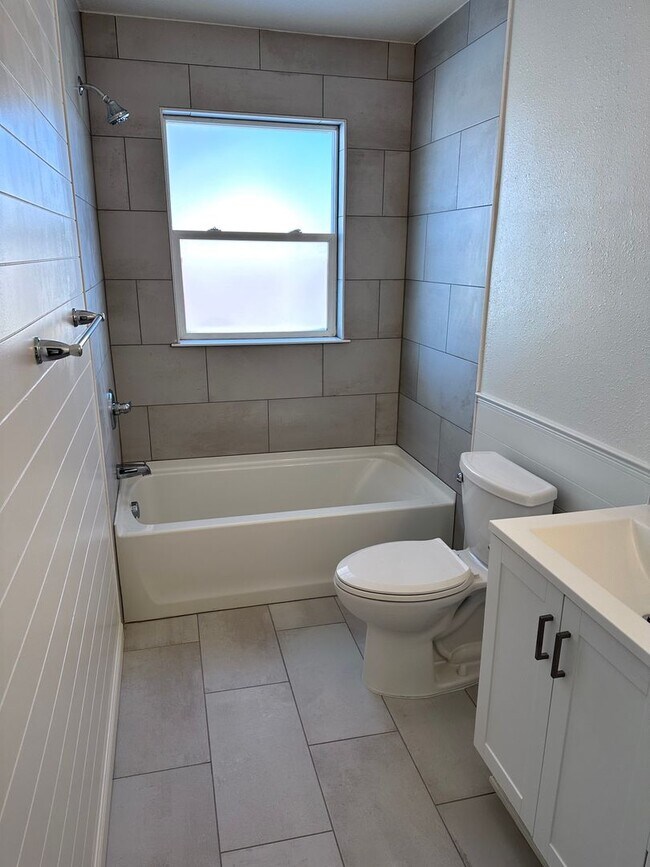 Building Photo - Beautifull 2 bedroom home avail in June