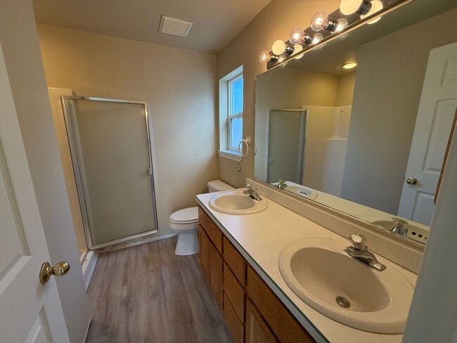 Building Photo - 3 Bed/2 Bath Single Level Home with Fenced Backyard