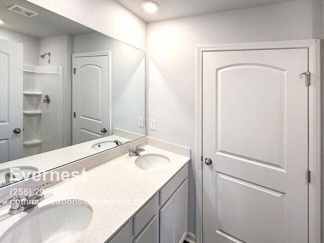 Building Photo - 3-Bedroom, 2.5-Bathroom Home in a Convenie...