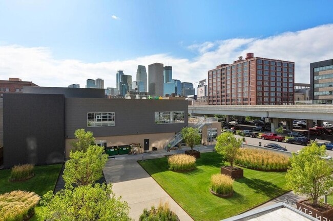 Building Photo - 345 N 6th Ave