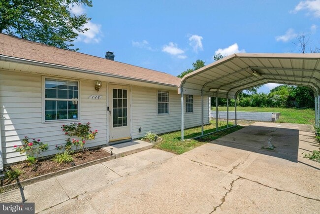 Building Photo - 728 Carson Ave