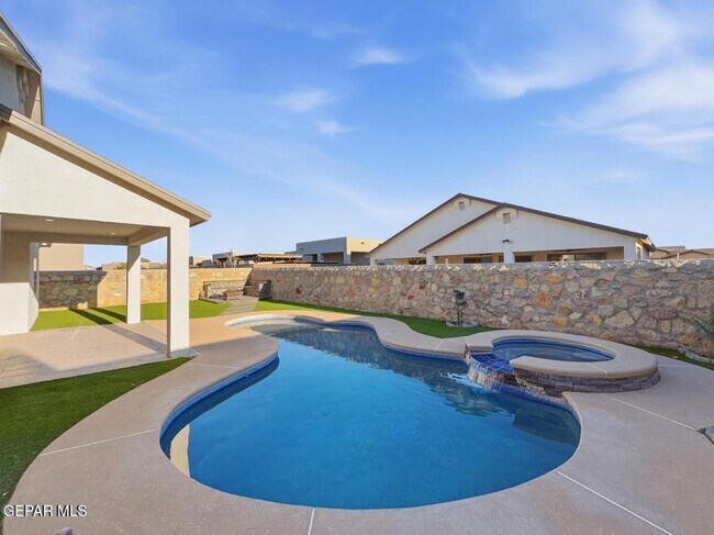 Building Photo - 14616 Tierra Burgos