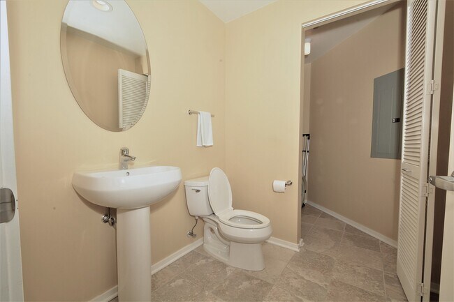 Building Photo - 65 E Monroe St