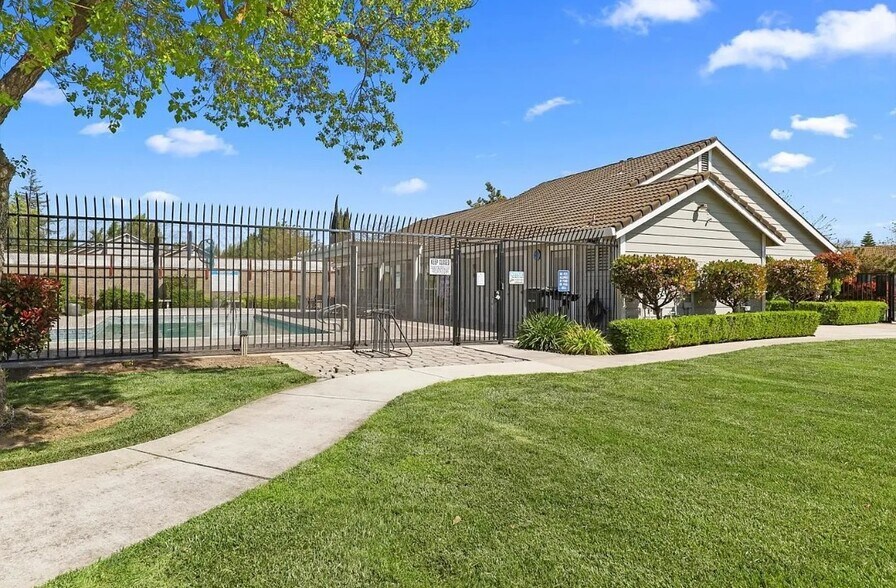 Building Photo - 2337 St Lawrence Ln