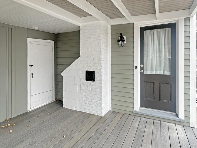 Building Photo - 611 Main St