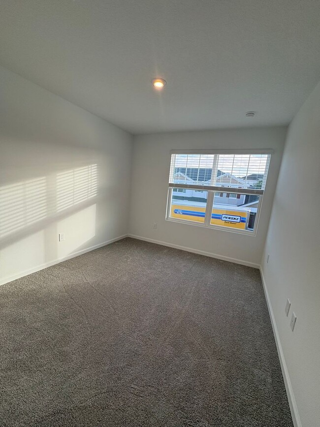 Building Photo - Modern 3-Bed, 3-Bath Townhome in Winter Sp...