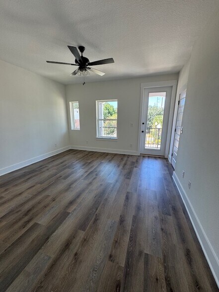 Building Photo - 580 N De Villiers St