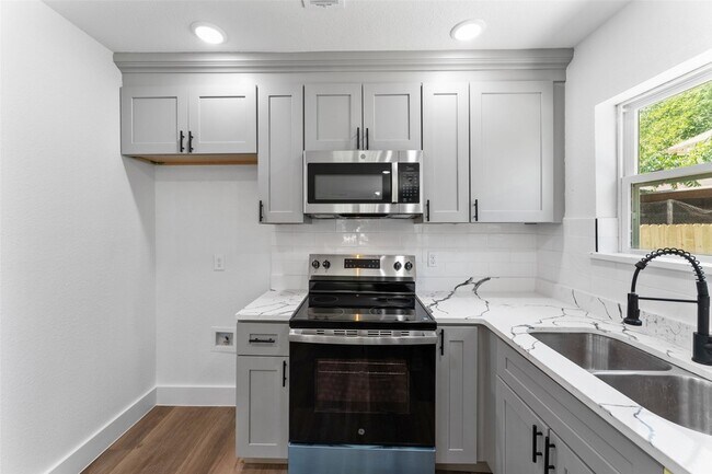 Building Photo - 2730 Gladstone Dr