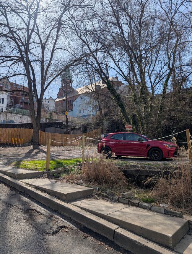 Building Photo - Large 3 Bedroom on a quiet street with Off Street Parking