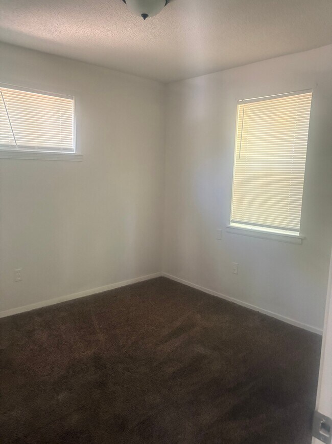 Building Photo - 2565 Peres Ave