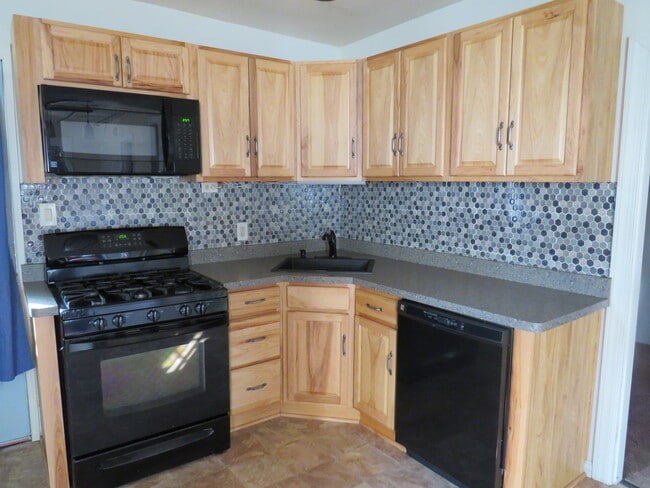 Building Photo - 2002 Cottage Ave