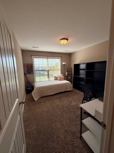 Building Photo - 2410 Galesburg Way,