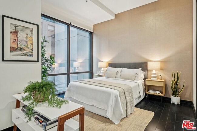 Building Photo - 655 S Hope St