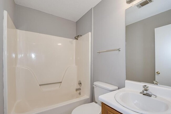 Building Photo - 2453 Riverlook Dr