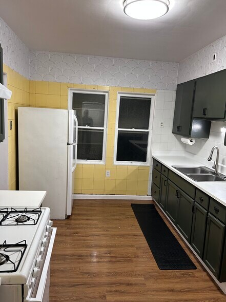 Building Photo - 10806 Bernard Ave