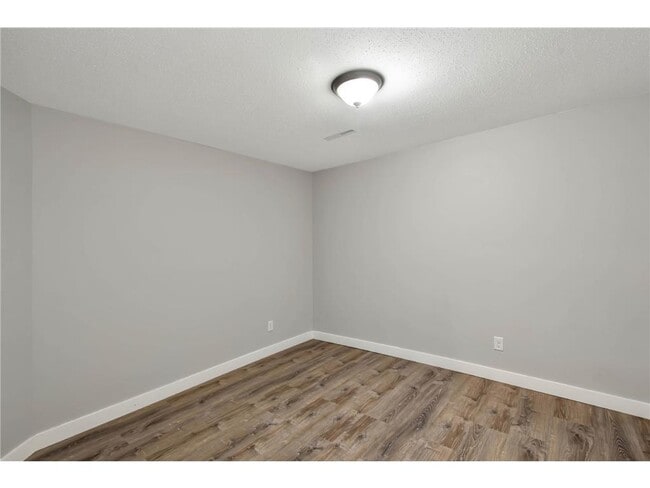 Building Photo - 154 Beaton Dr W