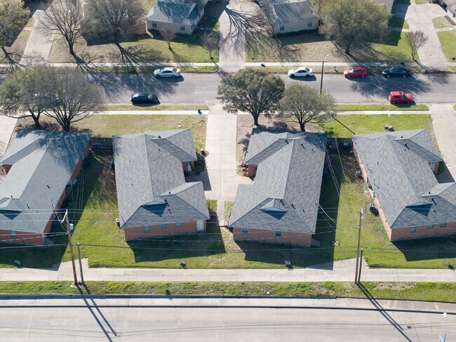 Building Photo - Freshly Renovated 3-Bedroom Duplex