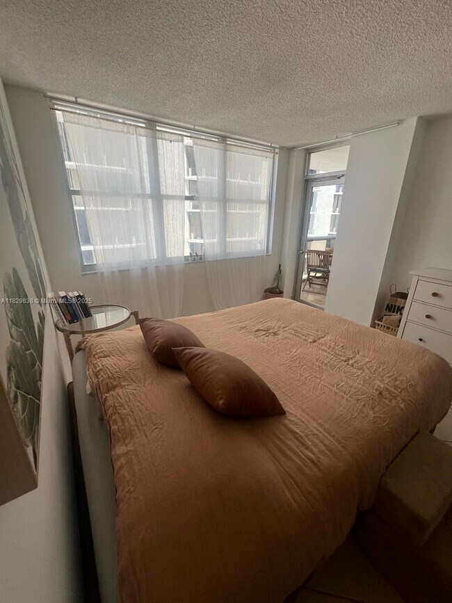 Building Photo - 6039 Collins Ave