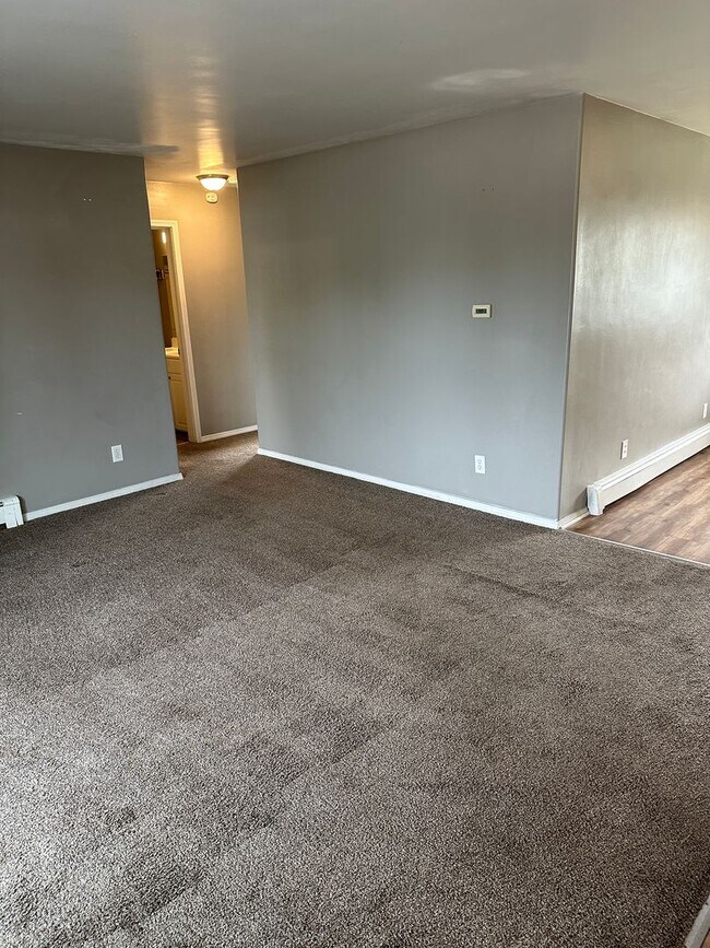 Building Photo - Available now 3 Bed/1 Bath - Heat included!