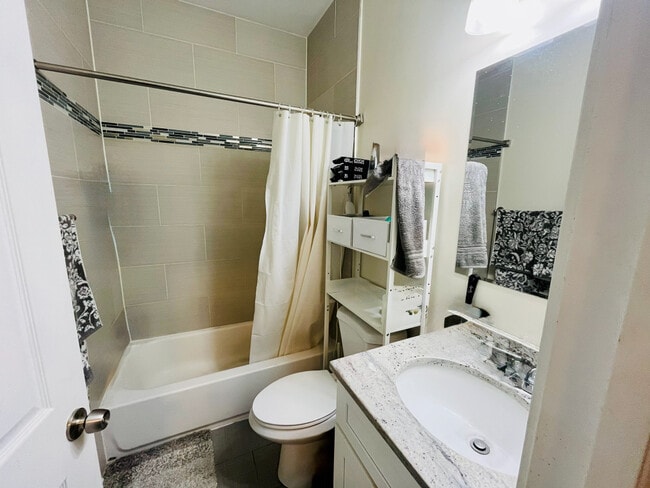 Building Photo - 1300 N Greenview Ave