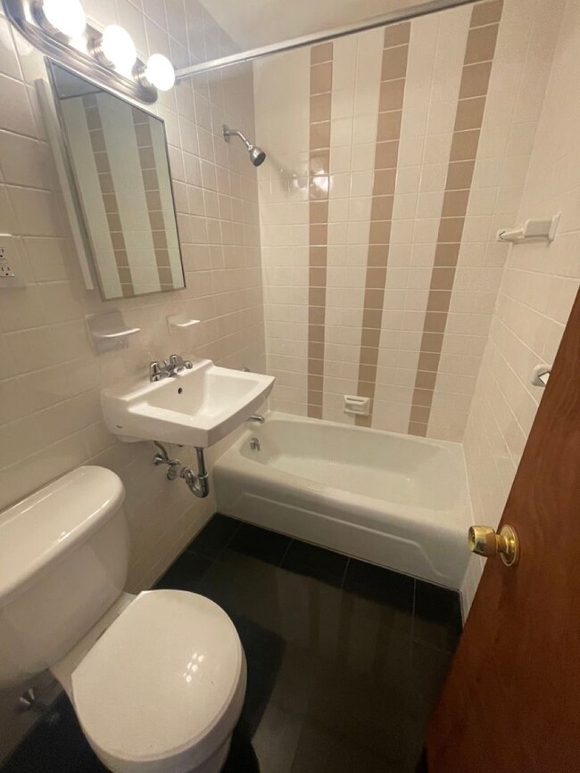 Building Photo - Avl NOW - Half Fee! Sunny 1BR near Boston ...