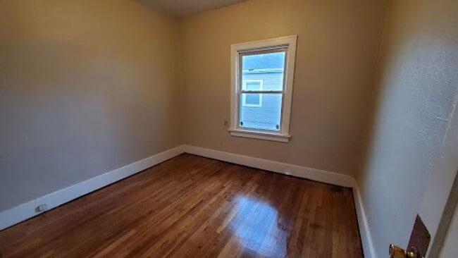 Building Photo - Pet Friendly Home with Fenced Back Yard and Hardwood Floors!