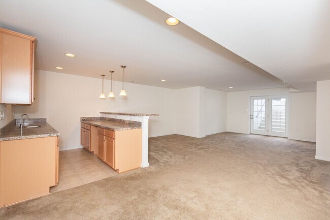 Building Photo - 5 Bed, 4.5 Bath Single Family Home in Step...