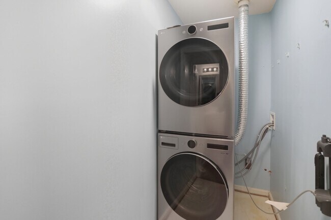 Building Photo - 15663 Viewpoint Cir