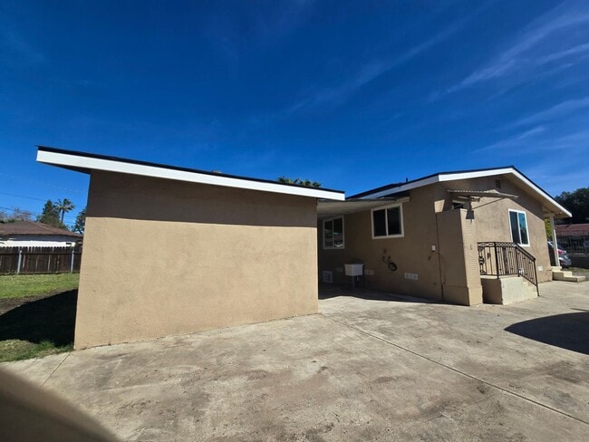 Building Photo - 3 Bed Home + Studio with Large Yard & Ample Parking Near Downtown Vista
