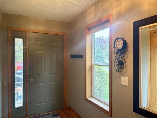 Building Photo - 4 Bedroom Townhome