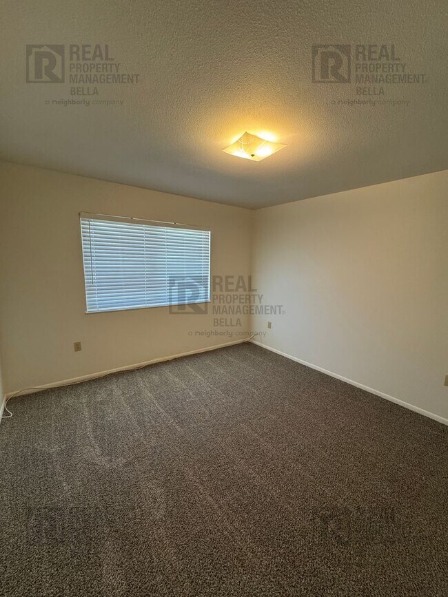 Building Photo - Spacious 3-Bedroom Home with Sunroom & Upg...