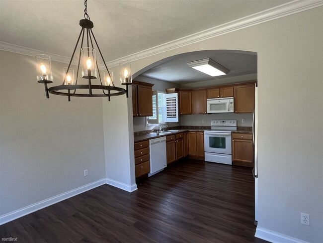 Building Photo - 3 br, 2 bath House - 2550 Louisville Boatd...