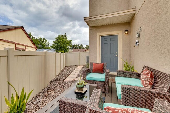 Building Photo - 7232 Lazy Hill Dr