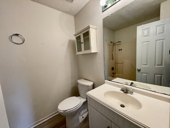 Building Photo - Home For Rent