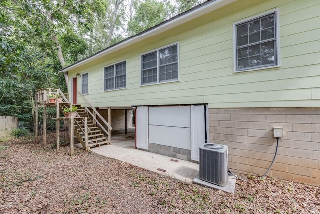 Building Photo - 3 Bedroom, 2 Bath Home Available 10/1/2025...