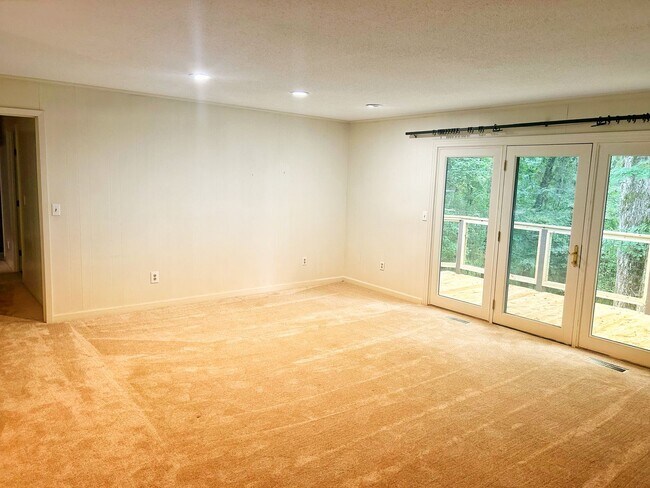 Building Photo - Five bedroom home on one acre of land loca...