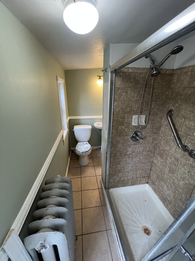 Building Photo - 27 Caroline St