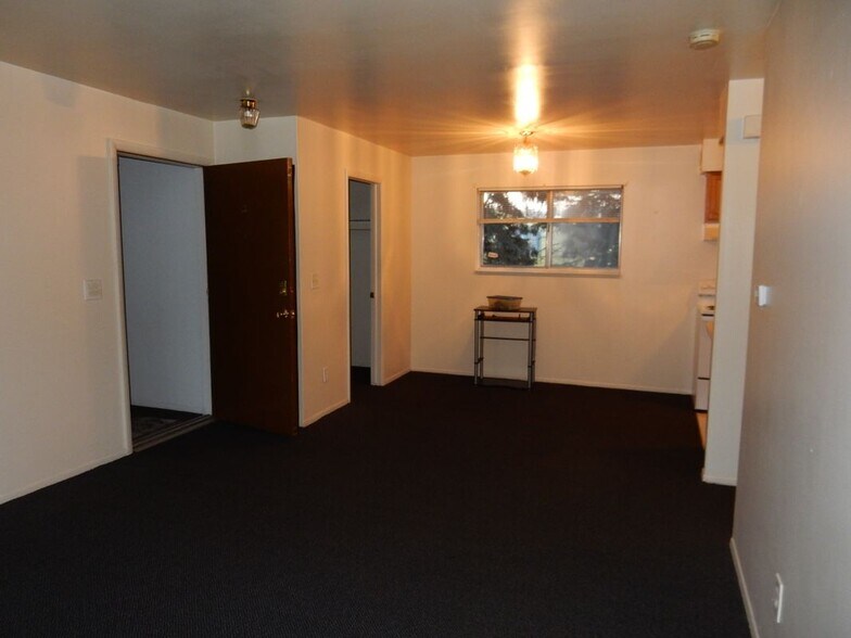 Building Photo - 5110 Maple St