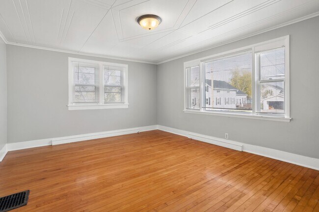 Building Photo - 617 W 8th Ave