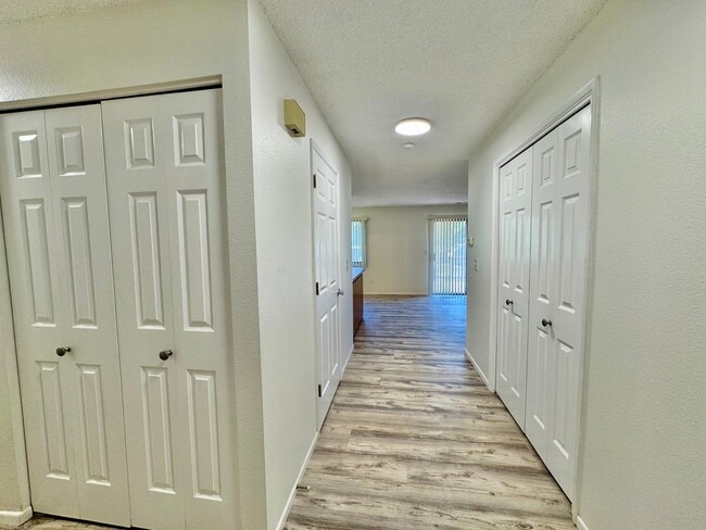 Building Photo - Salmon Creek Condo with Swim, hot tub and ...
