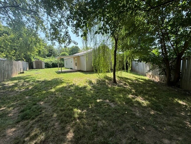 Building Photo - 320 E Evergreen Ln