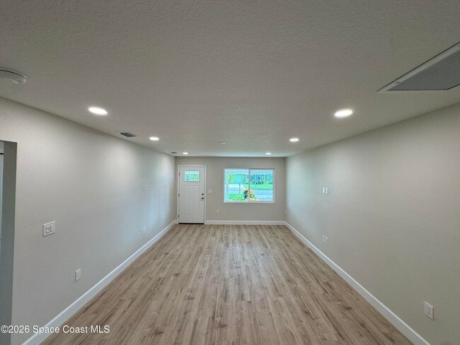 Building Photo - 530 Sheridan Ave