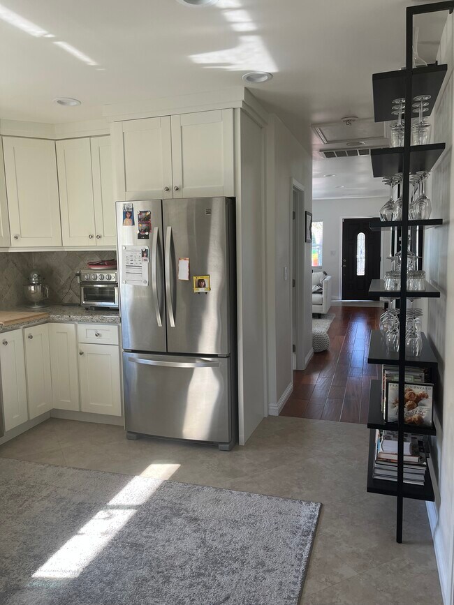 Building Photo - 676 Broadway St