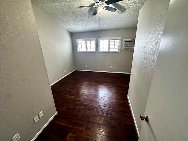 Building Photo - ***West Campus Apartment for Rent * Pet Friendly * Walk to UT Campus * On Bus Route * Spacious * ...