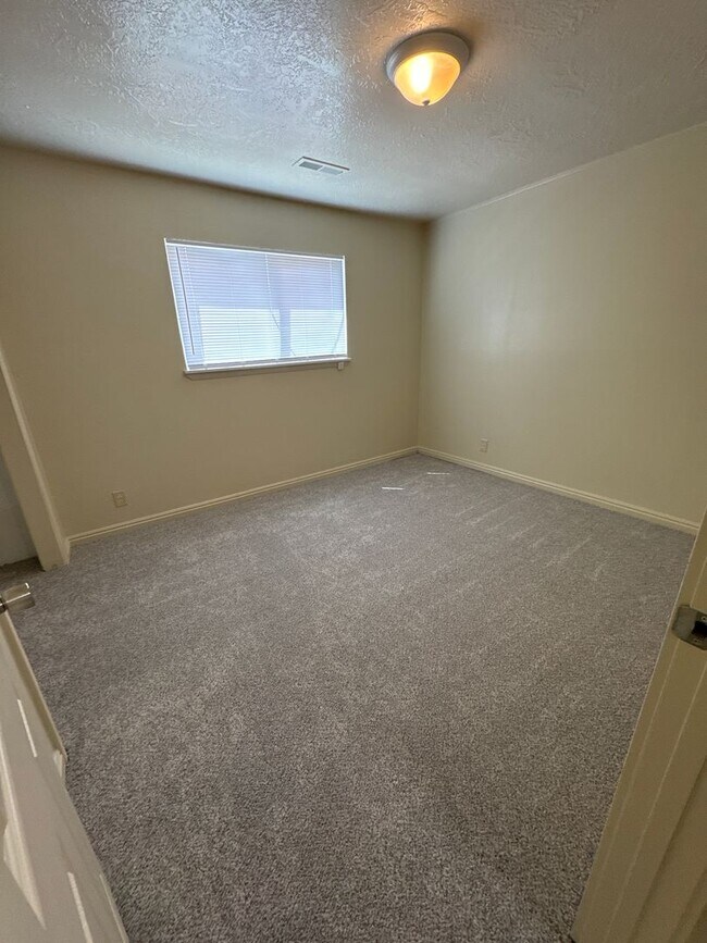 Building Photo - Lily Haven 07