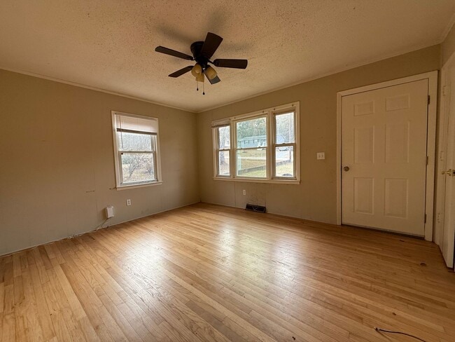 Building Photo - 3 Bedroom/1 Bath home for rent